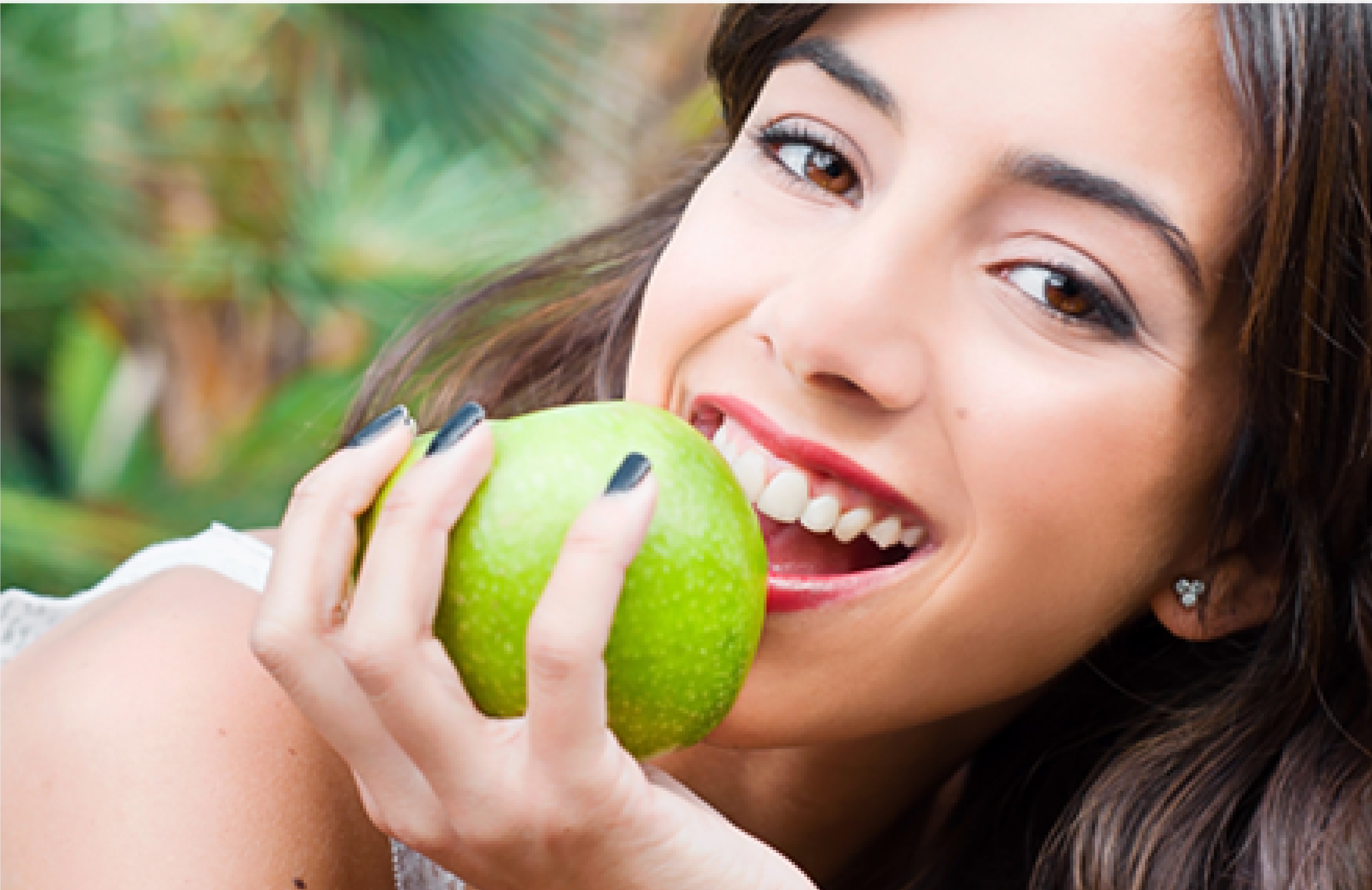 果物と白い歯の笑顔　女性