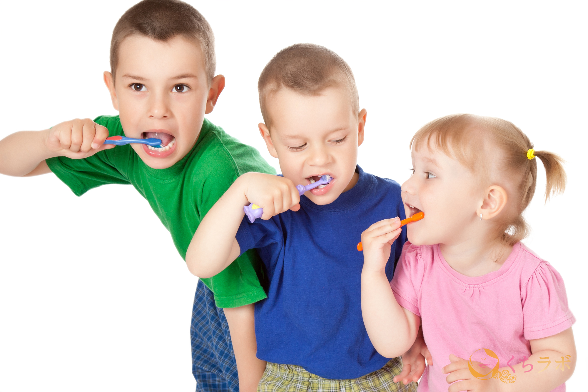 歯を磨く子どもたち