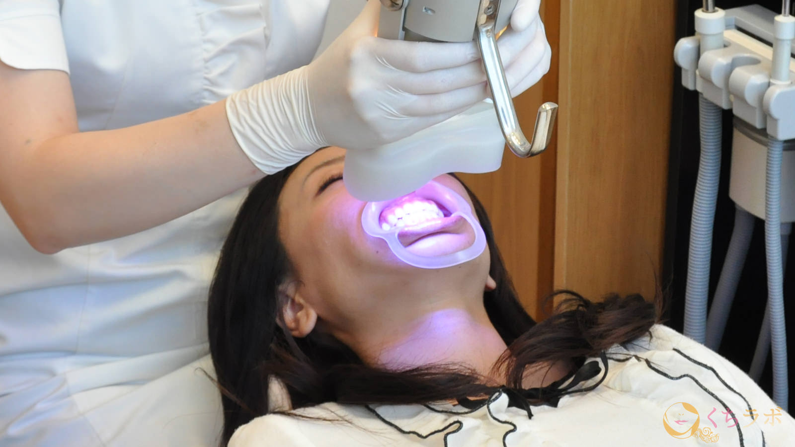 照射機で　ホワイトニング剤を塗った　歯　に光を当てて　黄ばみ　を改善していきます