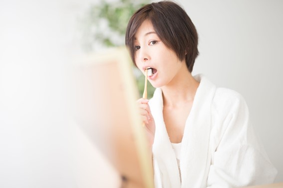 歯を磨いている女性の写真