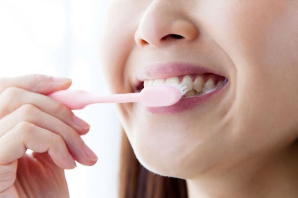 歯を磨く女性の写真