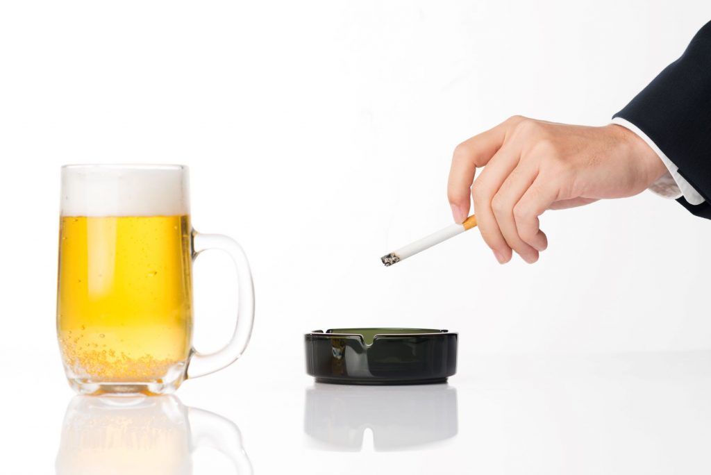 ビールとタバコの写真