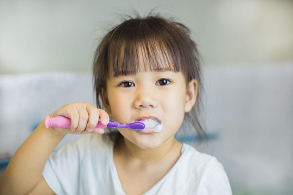歯を磨いている女の子の写真